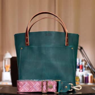 SoRetro Verdura Perfect FYG Leather Crossbody Tote – Cacciatore di Abisso with Exclusivo Penobscot Vineyard on Tropical Beach Blue Webbing – Bronze Hardware