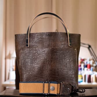 SoRetro Especial Reservo Perfect FYG Leather Crossbody Tote – Dutch Brownies with Limited Golden Swiss Snowflakes on Navy Cotton Webbing – Gunmetal Hardware