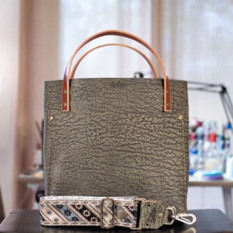 SoRetro Especial Reservo Perfect FYG Leather Crossbody Tote – Earthen Quaked Moss with Limited Daisy Day on Diamond Daze Retro for Webbing – Bronze Hardware
