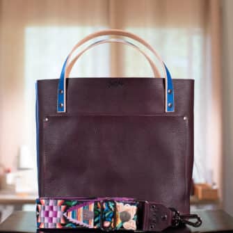 SoRetro Verdura Perfect FYG Leather Crossbody Tote – Cacciatore di Melanzana with Exclusivo Alicia in Wonderland on Fuchsia Cotton Webbing – Gunmetal Hardware