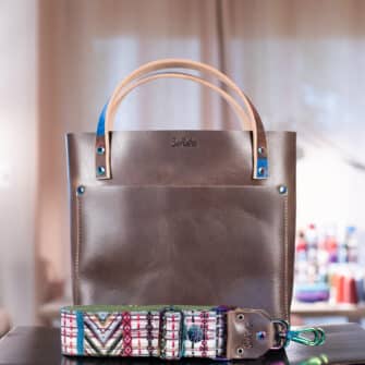 SoRetro Especial Mini+ FYG Leather Crossbody Tote – Silverthorne with Heritage Pescadero Gardens on Olive Cotton Webbing – Chromalusion Hardware