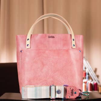 Alicia – Final Battle - SoRetro Verdura Perfect FYG Leather Crossbody Tote – Gomma di Masticare de Nebbia Marina with Heritage Echo Island on Simply SoRetro Sandstone Webbing – Chromalusion Hardware