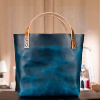 Alternative view of SoRetro Verdura Perfect FYG Leather Crossbody Tote – Tramonto Abisso with Limited McGregor Gardens Ocean on Simply SoRetro Sandstone Webbing – Gunmetal Hardware