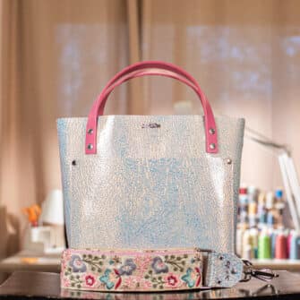 SoRetro Verdura Mini+ FYG Leather Crossbody Tote – L'energia del Drago with Exclusivo Lavanda Rosa on Soft Pink Cotton Webbing – Silver Hardware